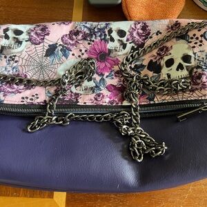 Skull w/Flowers includes chain strap